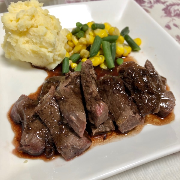 フライパンで楽しむ鹿肉ステーキ!美味しくなる焼き方と柔らかく仕上げるコツ – クーベル