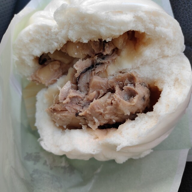 蛋黄鲜肉月餅 现烤现发あひるのたまごが入った肉月餅永祥生煎館