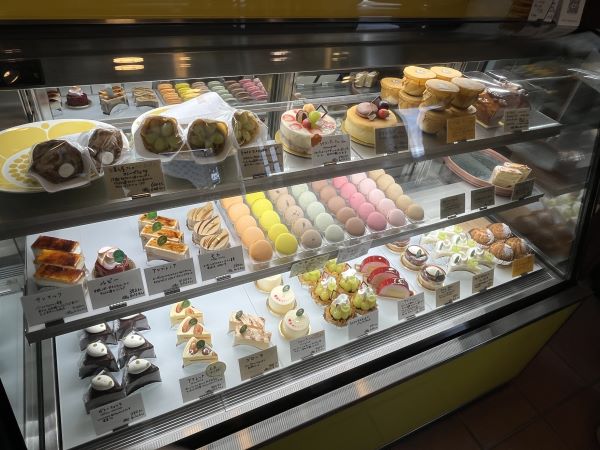 平日でも行列のできるケーキ屋さん？！TORJA