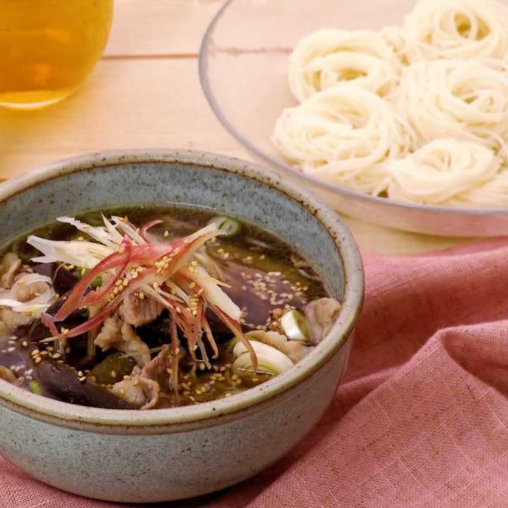 食べ応え抜群のスタミナそうめんの静止画＆副菜レシピ📝 今年の夏はそうめんレパートリー増やしたいな☺️ .メニューなすとひき肉のスタミナそうめん トマトとオクラの中華胡麻和え