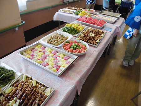 夏祭りの食事は・🐙 - 五本松の家 広島県福山市の介護福祉施設