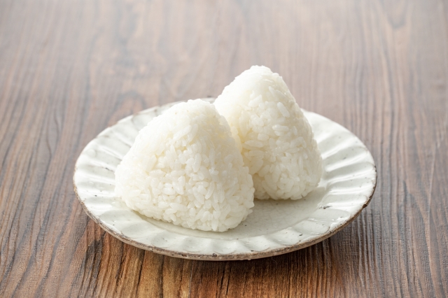 固くなったおにぎりがふんわり。上手な温め直し方に「やってよかった」「作りたてに近い」 - macaroni