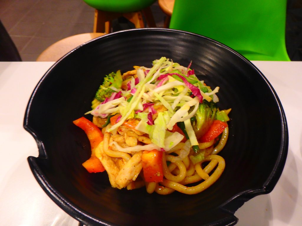 ドイツ フランクフルト中央駅でB級グルメ カリーブルスト を食す! Curry Wurst at Germany Frankfurt Station