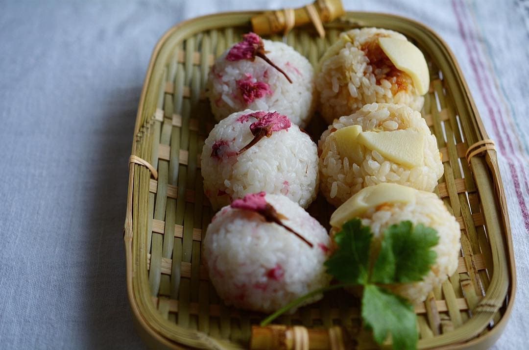 いちごと桜のケーキ🍓🌸 桜の塩漬けは裏技つかってぽんぽんに〜🌸 魔法みたいでずっと見てれた😅cottaアンバサダーコッタcotta手作りケーキ 手作りお菓子手作りスイーツお菓子 お菓子作りいちごと桜で春来てますcottaプレゼントキャンペーンさくら