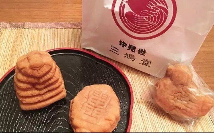 浅草で焼きたての人形焼を食べるなら『三鳩堂』。店頭からほかほかをお届け!さんたつ by 散歩の達人