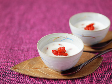 どうして杏仁豆腐の上にはクコの実が乗ってるの?女性に嬉しい栄養とは – fuacha~花茶果茶専門店~