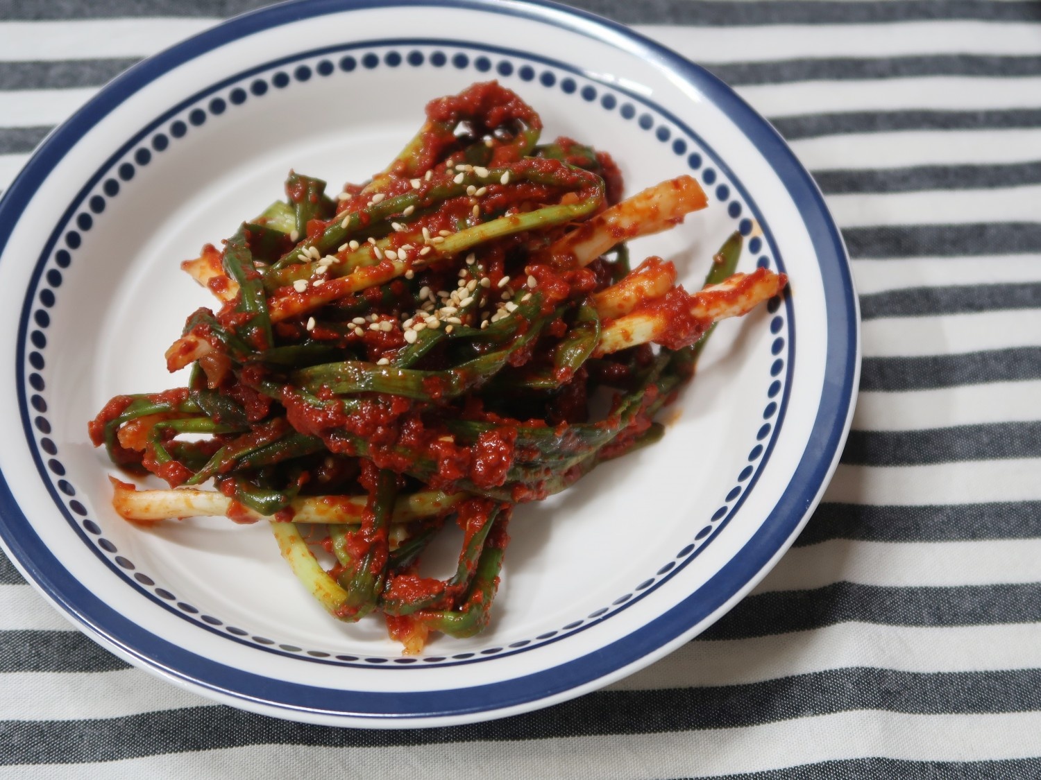 白めしが秒速で溶ける、ねぎキムチ!! ナンプラー 魚醤 の代わりにイカの塩辛を混ぜこむと、これが信じられないくらい美味くなるんよ。皆さんからコメント頂いたんですが、ニラとか行者にんにくとかでも良いかもね! 酒のつまみとしてもよし、ホカホカごはんに乗せて