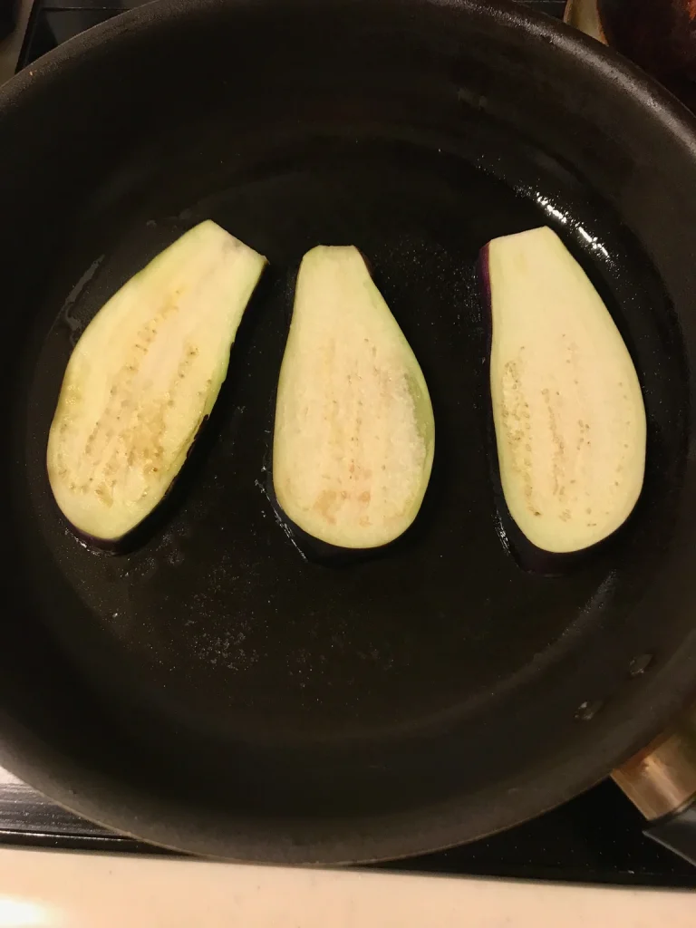 なすが油を吸いにくくなる裏技。Twitterで8万いいね「知れてよかった」の声続出 - macaroni