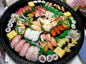 写真映え抜群！恵方巻きのおしゃれな盛り付け方。食べ方のポイントも - macaroni