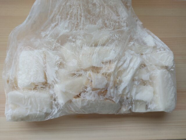 和田明日香さんの『フライド長芋』 ①長芋300gを長さ約5cm、1.5cm角に切る ②長芋に塩ふたつまみを振り、小麦粉を適量まぶす③フライパンの底から1cm程度の深さまで油を入れ火にかける ④きつね色になるまで揚げ焼きにする ⑤魚焼きグリルの上にキッチンペーパーを敷き