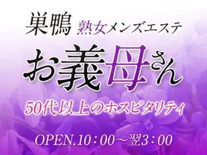 熟女に脚で壁ドンする綾部（右）。 - ピース綾部、脚ツルツルに！熟女との脱毛ラブストーリー公開、脚ドンも [画像ギャラリー 2/5]