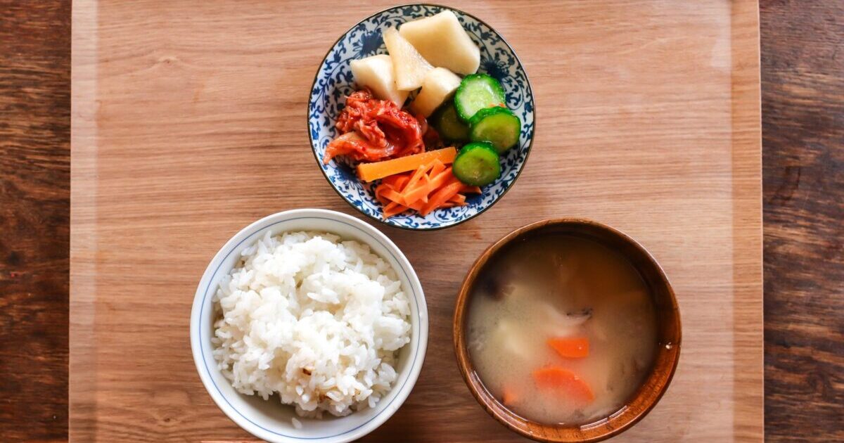 ワンプレート 和朝食💓💐 こんばんは💓今朝の和朝食です✨✨ 献立 明太子おにぎり ほうれん草の胡麻和え 具沢山白和え メカジキの竜田焼き 卵焼きキャロットラペ 焼き茄子 きゅうりの塩昆布和え和食ごはんワンプレートごはんワンプレート朝ごはん朝食 朝食