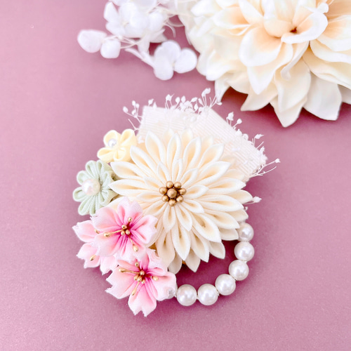 つまみ細工 コサージュ ホワイト、ブラックつまみ細工プレートでつくるお花のコサージュ