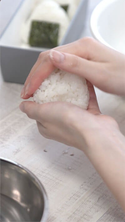 離乳食 の 小さいおにぎり 、あれを使えばすぐに 大量生産 できちゃうんです！！ しかも手にくっつきにくい具材。 ぜひ真似してみてね♪ママデイズMAMADAYS