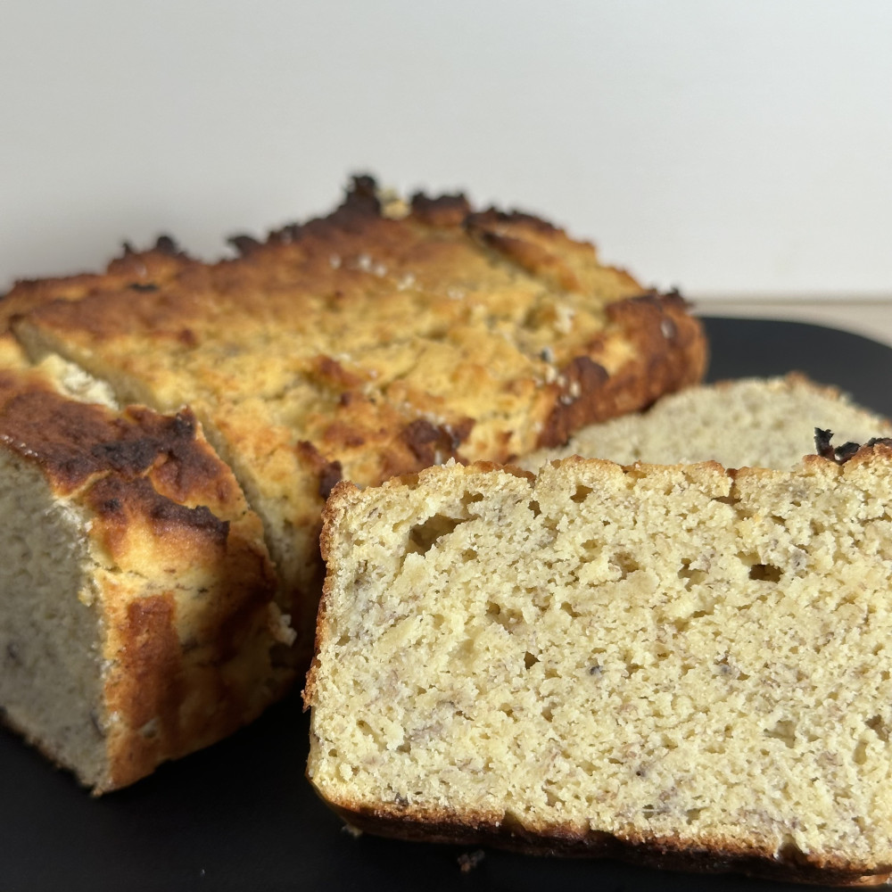 簡単ヘルシー!米粉とオートミールのバナナケーキ🍌 バター不使用