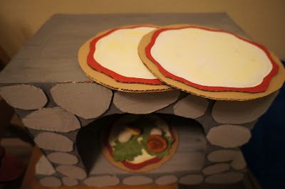 ダンボールでピザ屋さんごっこあそび♩🍕 丸く切り抜いたダンボールに絵の具ピザソースをぬりぬり。画用紙で作った好きな具材を乗せて、ピザ窯イスの下 で焼いたら出来上がり♩野菜嫌いな息子ピザ屋さんは、お肉たっぷり、チーズたっぷりのピザがおすすめだそうです