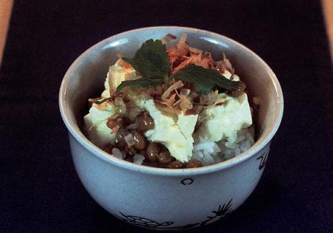 2分でぱぱっと完成!納豆と豆腐で「ふわネバとろろ風ご飯」Natto and tofu rice bowl Japanese food
