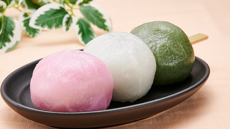 いちご色の「もこもっ 甘酸っぱい苺クリーム」や特大サイズのお花見団子「渾身の一本！三色だんご 」、ワンハンドでたべられる「ふわふわティラミス」など楽しい商品が続々登場！3月後半の新商品情報ローソン公式サイト