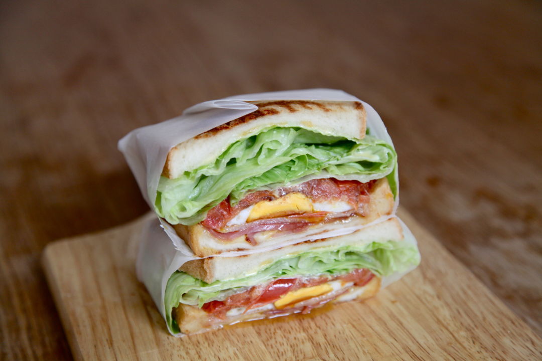 クッキングシートで♪「 サンドイッチの包み方」このレシピのポイントは↓の投稿文をチェックしてくださいね✨,----------------------------------, ✍️このレシピのポイントは , ✔️きれいに包める♪,✔️食べやすくて便利👏, ✔️クッキングシートで簡単🙌, ----------------------------------,■調理時間：5分, ■材料,