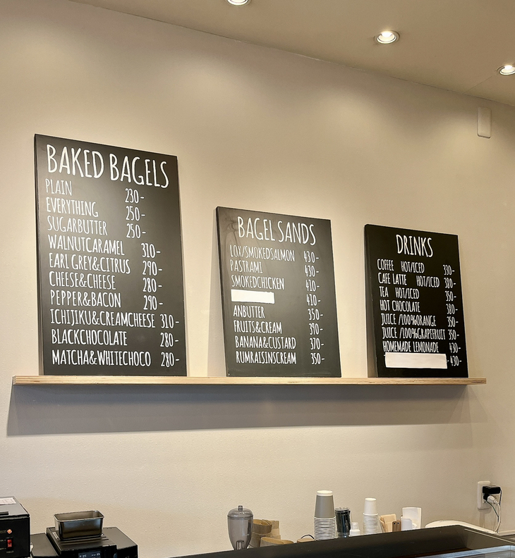 阪急烏丸駅と地下鉄四条駅からもアクセスの良い RABBIT BAGELS四条新町店。定番のベーグルはもちろんのこと、惣菜系ベーグルサンドもラインナップされています。最近人気急上昇なのが、ゴマ塩チーズ。たっぷりのごまがベーグルにまぶさっていて、チーズとの相性も抜群