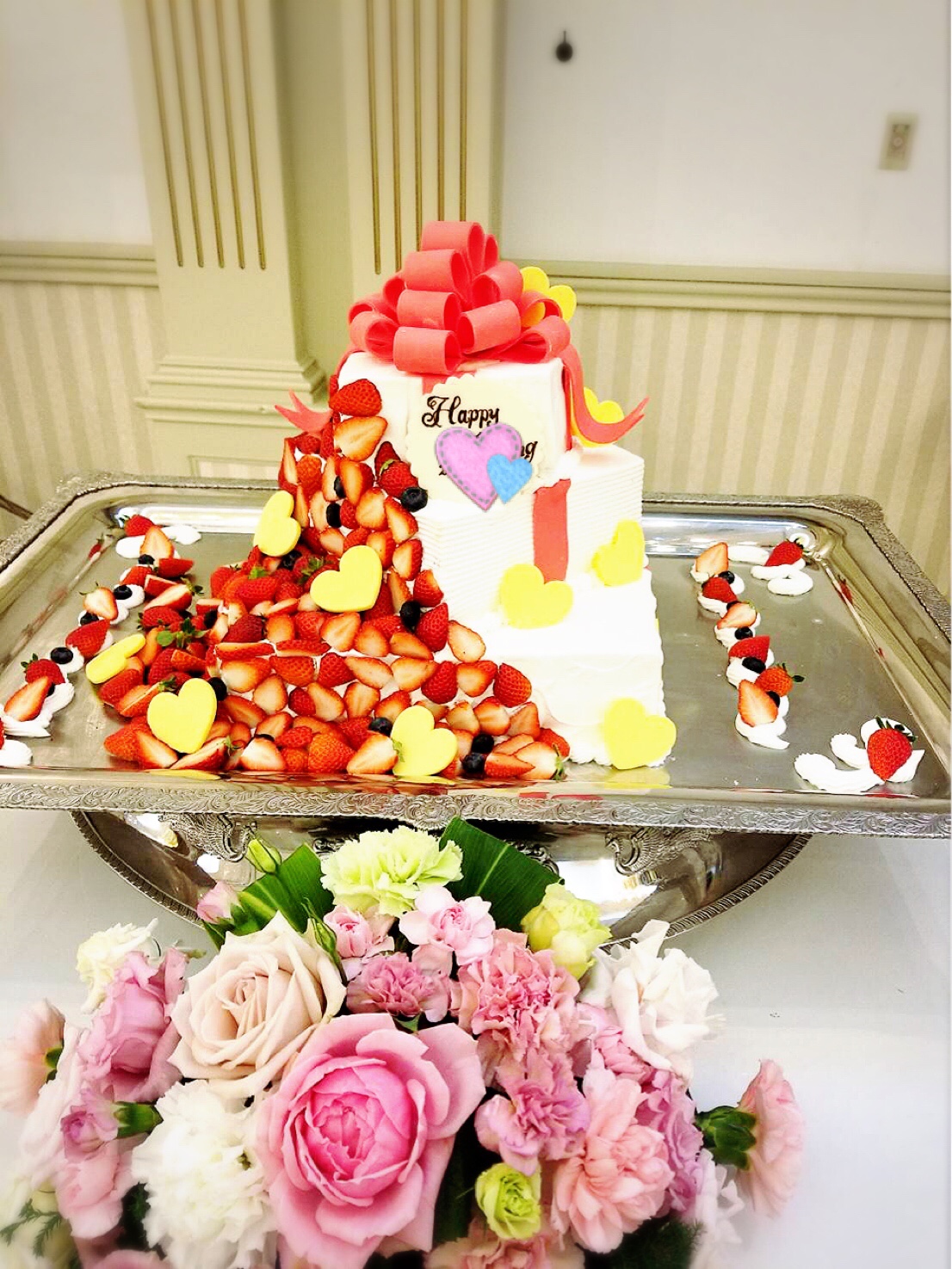 tokyokaikan_wedding .——————————. * スクエア型がおしゃれな 三段のウエディングケーキ* こだわりのケーキが一層美しく見えるようテーブル装花にもこだわりを詰め込んで。 * .——————————.東京會舘tokyo関東花嫁weddingdress東京花嫁weddingdress