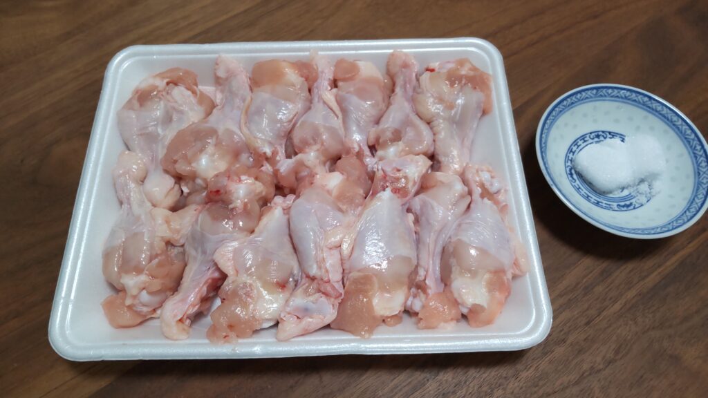 V6坂本昌行さんの『手羽の海水焼き』 ①水100mlに塩小さじ1を入れ混ぜる ②密封袋に手羽先を4本入れ、塩水を加える③空気を抜きながら袋を閉じ、冷蔵庫で1時間漬ける ④冷蔵庫から取り出し、魚焼きグリルの中火で12～3分 お肉の大きさにより調整 焼いたら完成！ ☆魚