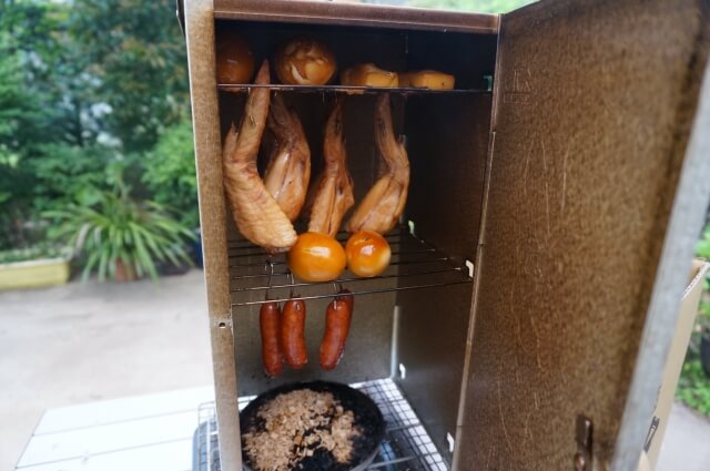 燻製の熱燻・温燻・冷燻とは？燻す温度や仕上がりの違いを紹介 - くんせい幼稚園