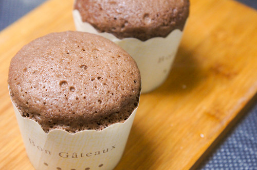 材料2つ・レンジで3分時短レシピ!ふわふわのチョコレートカップケーキ