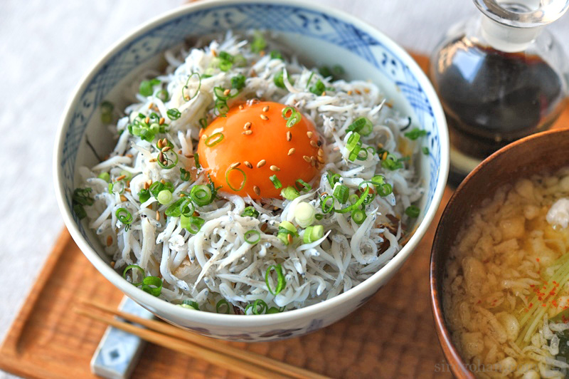 簡単ランチに☀️, 「丼ぶり」レシピ5選, ., ————————————————————, @kurashiru では毎日おいしい投稿を配信中！,ぜひフォローしてくださいね, ————————————————————, ., ①とろーり卵の韓国風チキン丼,材料1人前, ごはん 200g, 鶏もも肉150g, 片栗粉大さじ1, ----- たれ