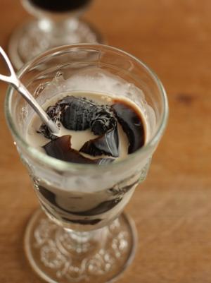 永久保存版 コーヒーゼリーの基本の作り方ゼラチン・アガー・寒天のレシピも解説！コーヒーと、暮らそう。 UCC COFFEEMAGAZINE永久保存版 コーヒーゼリーの基本の作り方ゼラチン・アガー・寒天のレシピも解説