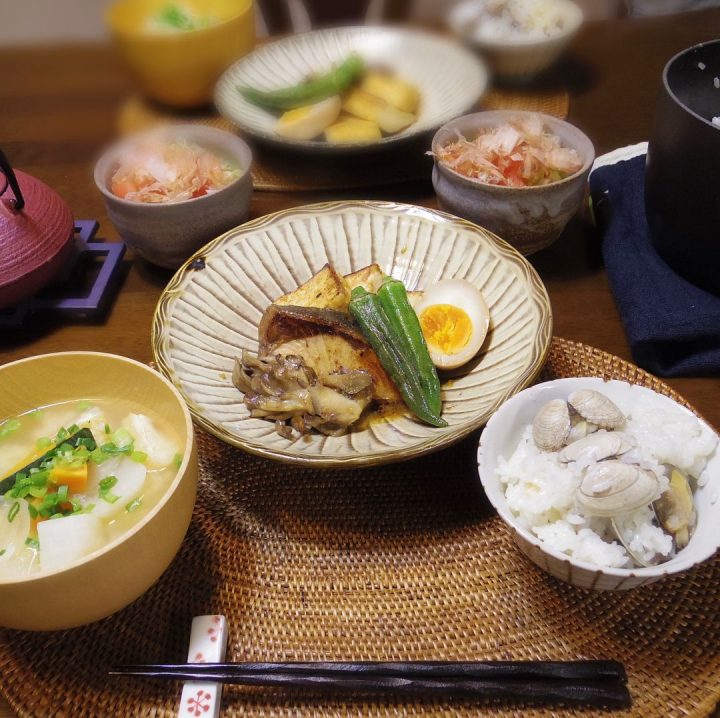 お皿から考える献立🍴 今日はチンジャオロース🫑 出汁の聞いたアサリの味噌汁は絶品🫣夜ご飯献立おすすめにのりたいおうちごはん青椒肉絲