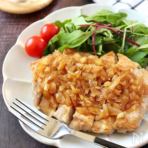 皮パリパリのチキンステーキに濃厚クリームソースがたまらない！『チキンステーキのクリームソースがけ』