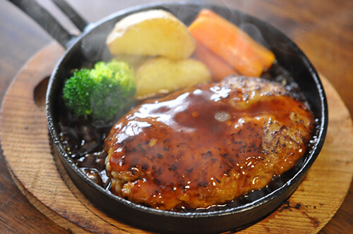 肉汁たっぷりの美味しいハンバーグの焼き方、ポイントをご紹介！コツを押さえれば簡単♪HugKum はぐくむ