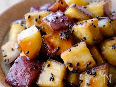 さつまいもの飾り切り , 他のかわいいお弁当はここから𐩢𐩺▷▷ @chyakobento ,フォロワーさんから、さつまいもの飾り切りの方法教えて下さい！とDMをもらって言葉で説明したのですが語彙力が足りなくて上手く伝えられず 。,動画で説明した方が早いや！ってことで作り方動画撮影しました🍠, お弁当に入れたら映えるし、今の季節にぴったりなおかずです𖤣𖥧𖥣𖡡𖥧𖤣,レモン煮の分量は目分量です˙꒳