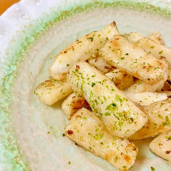 絶対ハマる🤤 長芋ポテトフライの作り方✨, ☆☆☆,材料 ※2人分, 塩 ひとつまみ , 長芋 お好みの量 , 青のり お好みの量 ,片栗粉、小麦粉 各大さじ1 , olive oil フライパン一面に広がるくらいの量 , ☆☆☆,作り方 ,1.洗った長芋の水気を拭いて、皮付きのまま一口サイズにカットします。ボウルに入れ、塩・片栗粉・小麦粉とよくまぜます。,