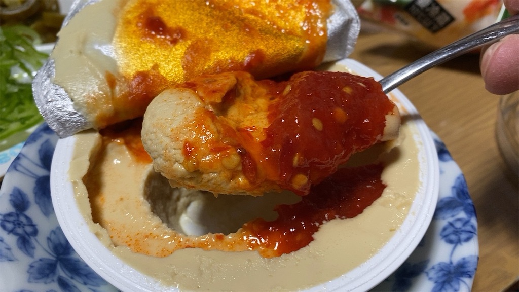 いつもいいね、コメントありがとうございます🥰 業務スーパーで購入したフムスをアレンジしました。 ◇フムス レッドチリ 280円 税込み内容量215グラム ヨルダン産 中東地域でよく食べられているフムス。 野菜やパンにつけるのはもちろん、オートミールに入れたり