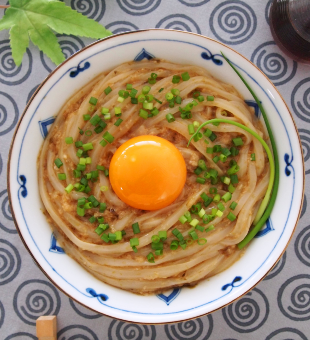 とろろ昆布明太うどん」 梅干しの酸っぱさと明太子のピリ辛が効いためんつゆにうどんが絡んで、お箸が止まりません✨ とろろ昆布で風味がアップ♪さっぱりとしていてツルッと食べやすいです😊 かねふくの明太子は粒だちが違う✨ 是非かねふくの明太子で味わってみて