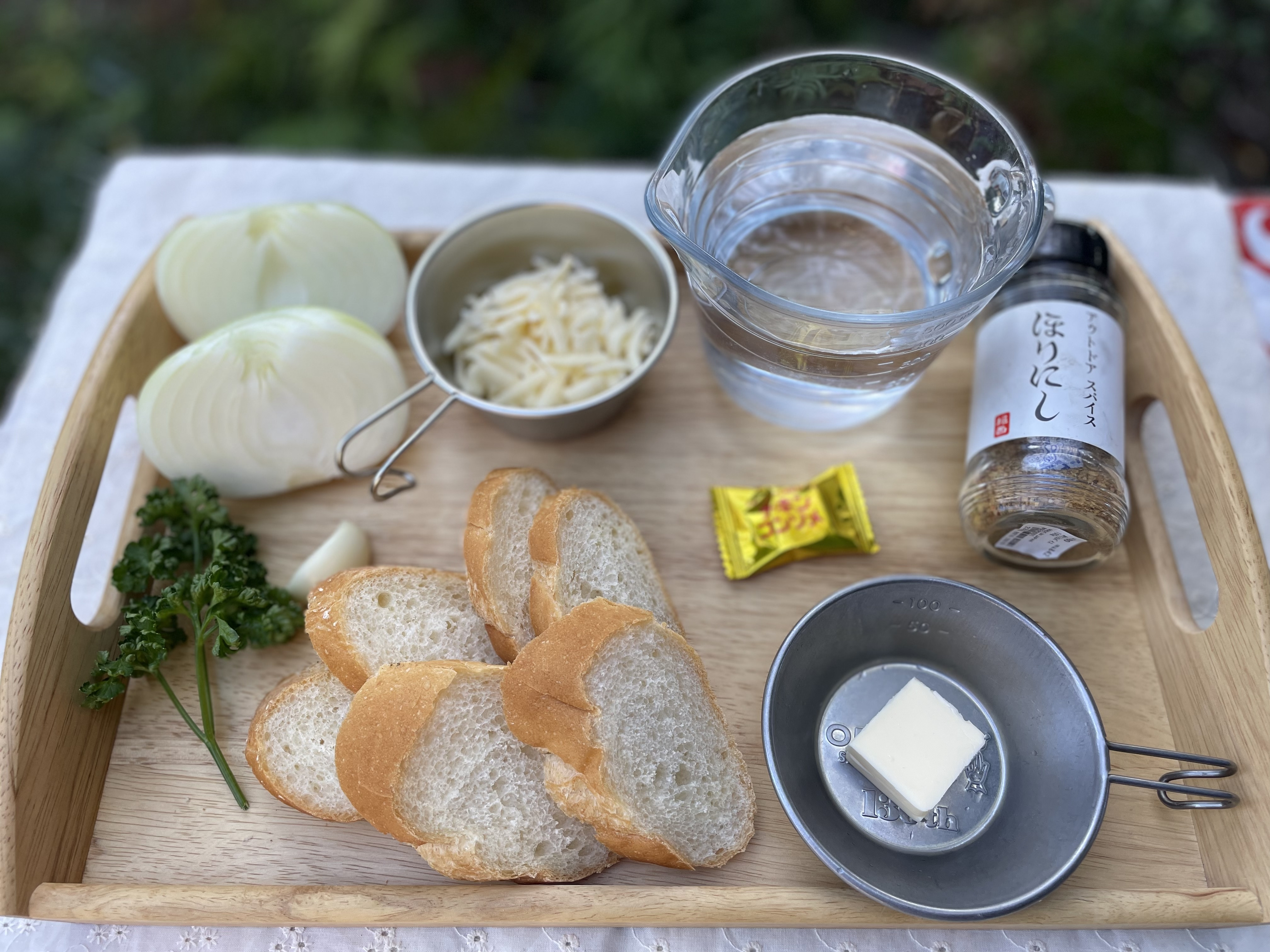 ダッチオーブンで作るあつあつグラタンパン－そとごはん－キャンプ・アウトドアのTAKIBI タキビ