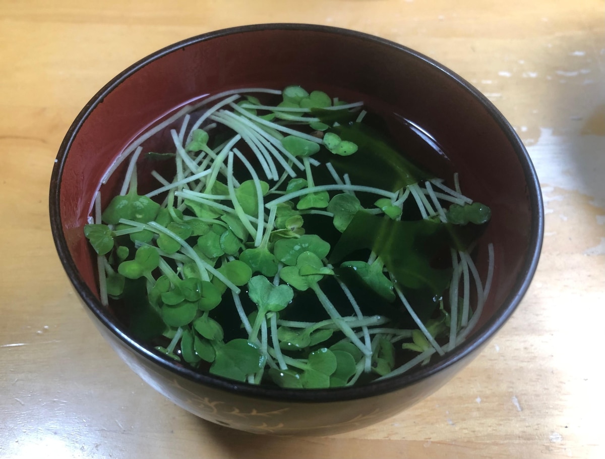 トマトとかいわれ大根の味噌汁