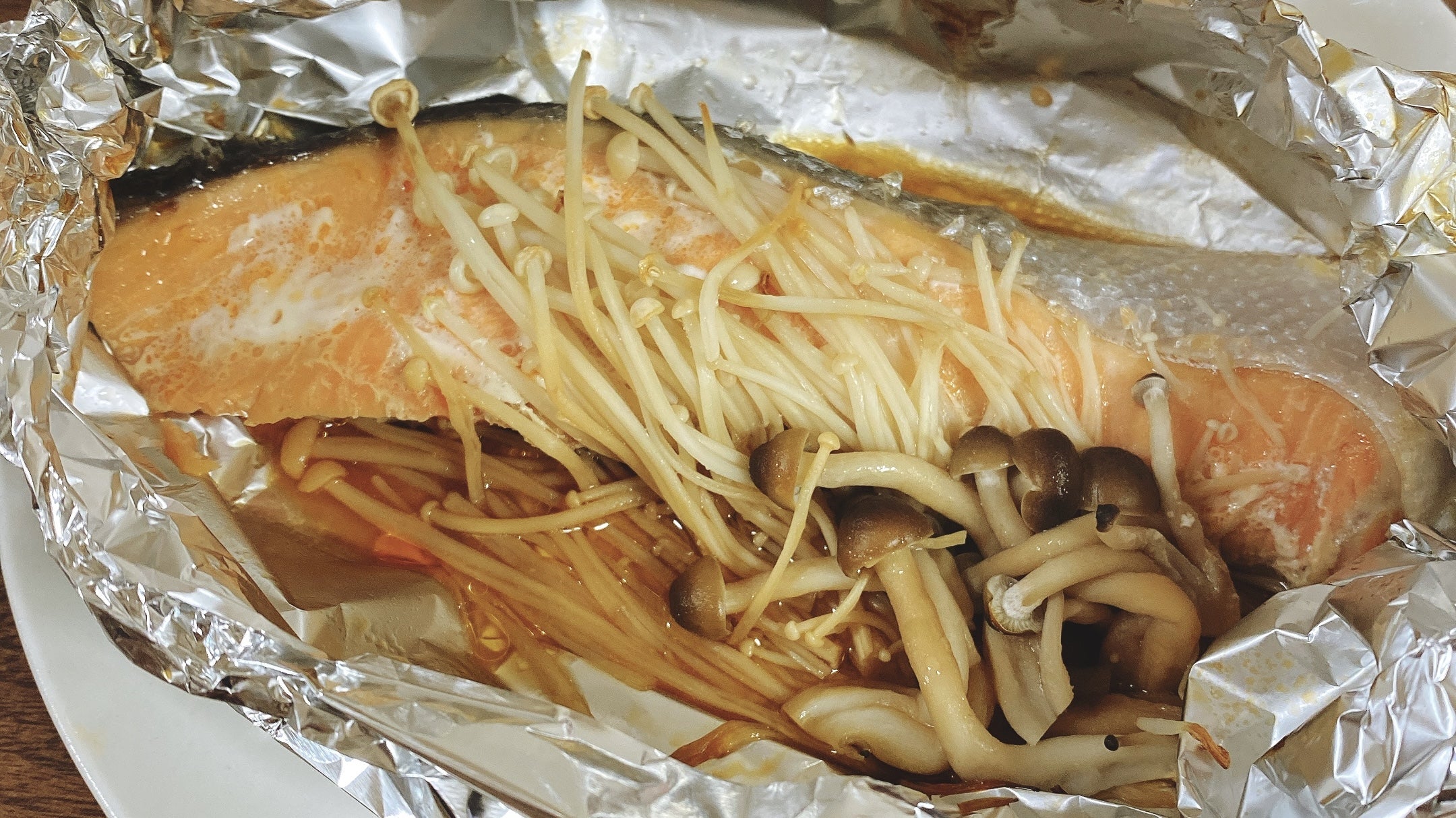 オーブンレンジで簡単にできる 「鮭ときのこのホイル焼き」を紹介します🐟 🧈 秋鮭が美味しい季節、夜ごはんの1品にいかがでしょうか？ □材料 2人分生ざけ ２切れ □ Ａ 玉ねぎ 薄切り40g にんじん 細切り40g しめじ 石づきをとる40g □ 調味料 塩・こしょう