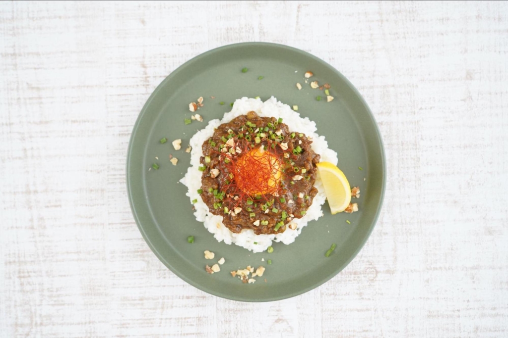 子供も大人も大好きなカレー🍛も 盛り付けをひと工夫するだけで こんなに可愛い一品に早変わり🧚🏻‍♀️ . 型抜きがあれば、 カレーだけでなく、パンケーキ🥞など色々と応用が利きますよ💕 . @aya_teemom .4yuuuワンプレートワンプレートごはん手作りレシピ