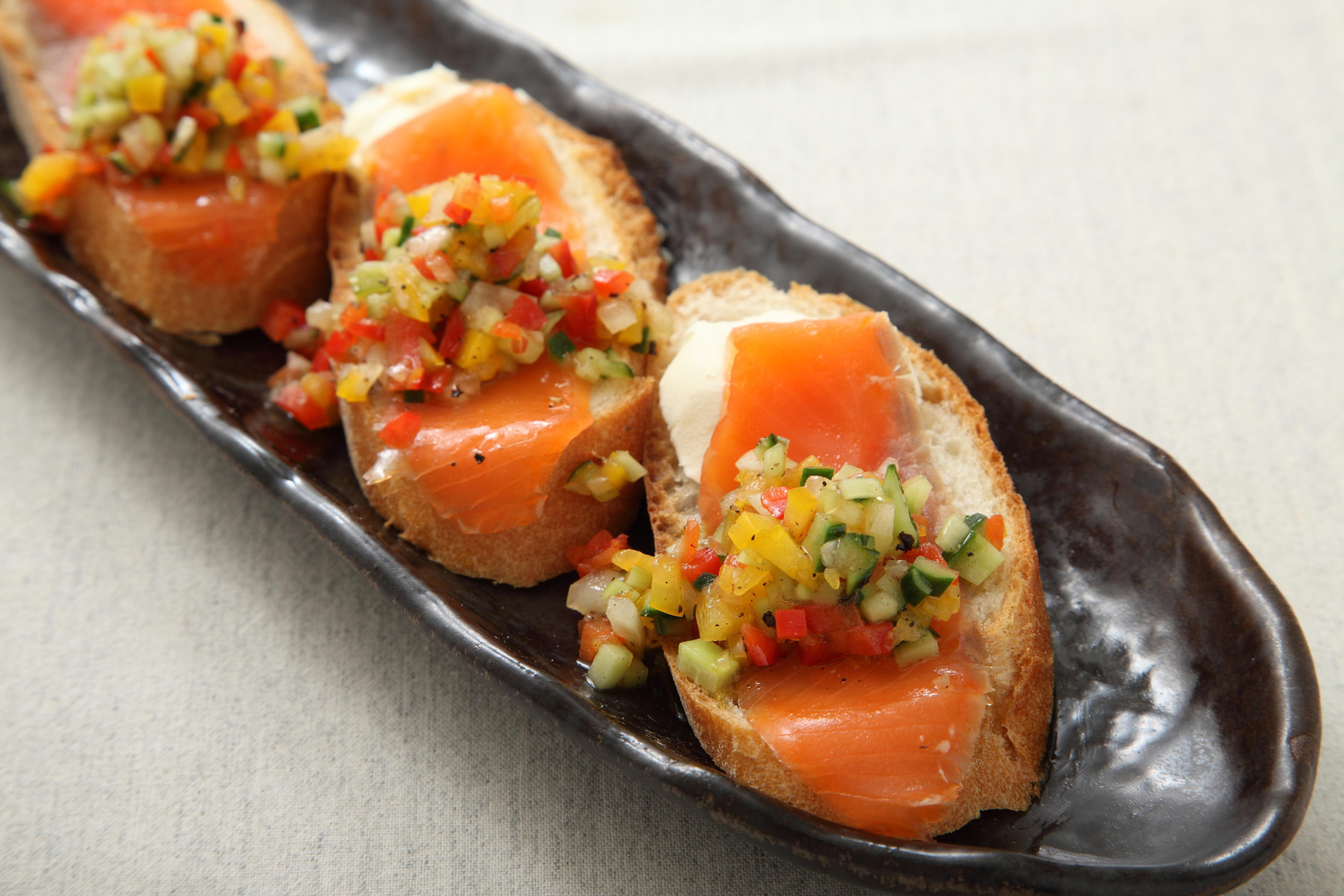 簡単！おもてなし♪ スモークサーモンとクリームチーズのきゅうり巻き