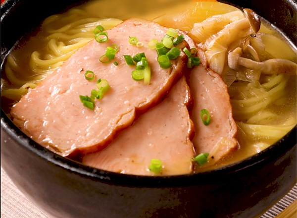 手ぬきだけど美味しい『手作りチャーシュー』🐷✨,豚バラブロックを水で煮込むだけで簡単👍あとは漬け汁につけておいて、仕上げにスキレットで焼く🔥🔥🔥,そのまま食べてもよし‼️メスティンで炊いたご飯に刻んだ長ネギと一緒にのせて『チャーシュー飯』にしてもよし😋,ちょっとだけ時間はかかるけど、調理工程はめっちゃシンプル👀, 気軽に作れるからぜひ試してみてね🤲✨, ＊＊＊,