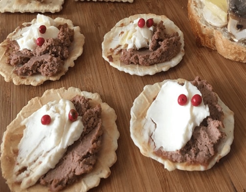 レシピつき レバーペーストのクラッカータパス ﻿☆・☆・☆・☆・☆プロの味を閉じ込めたグルメ缶は、余計な手を加えないのが敬意💖 テーブルにいろいろ並べたい時は、1つ1つに時間をかけるより、簡単に作れるレシピが重宝