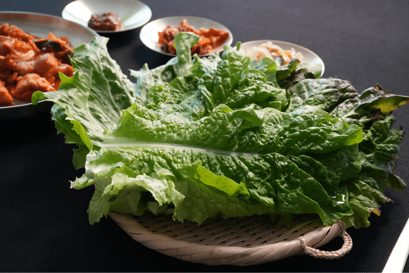 韓国料理。明るい緑のアンデンと濃い緑の海藻はパターンを持っています。表面が凸凹している。それはラインを持っています。なめらかで柔らかい肌触りです。写真素材2420856883Shutterstock