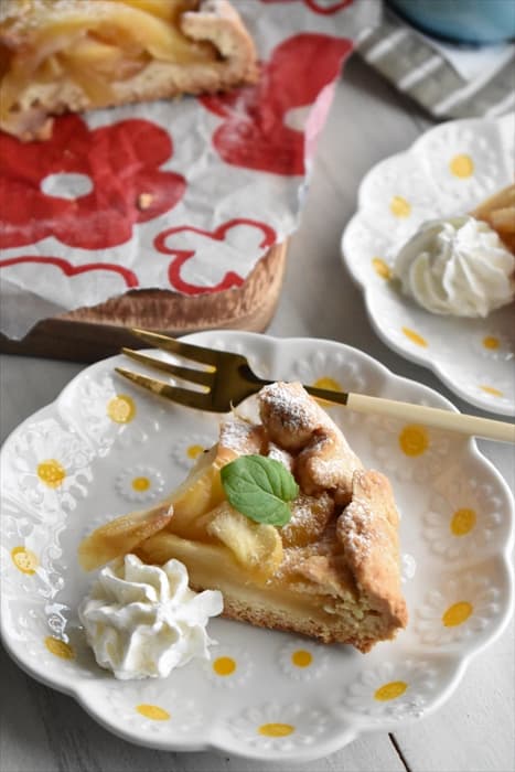 いちごのタルト風ケーキ 型なしで簡単！ホットケーキミックスで簡単♪甘酸っぱさがやみつきmacaroni マカロニ