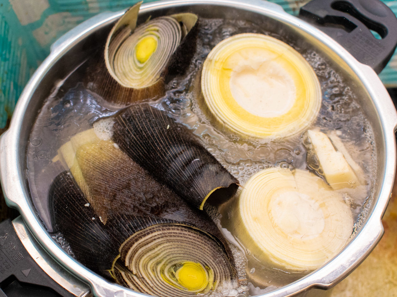 意外と知らない？！たけのこのアク抜きに米ぬかを使うのはなぜ？アク抜き方法もご紹介！ -甲府子ども食堂 高菜先生の酵素玄米と料金おまかせほうとう食堂