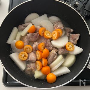 鶏のキンカン＝産まれる前の卵 を甘辛生姜味に炊きました。 ホンモノの金柑甘露煮も一つ忍ばせてみました😁。さーてどこにあるかなぁ。キンカンとり鹿