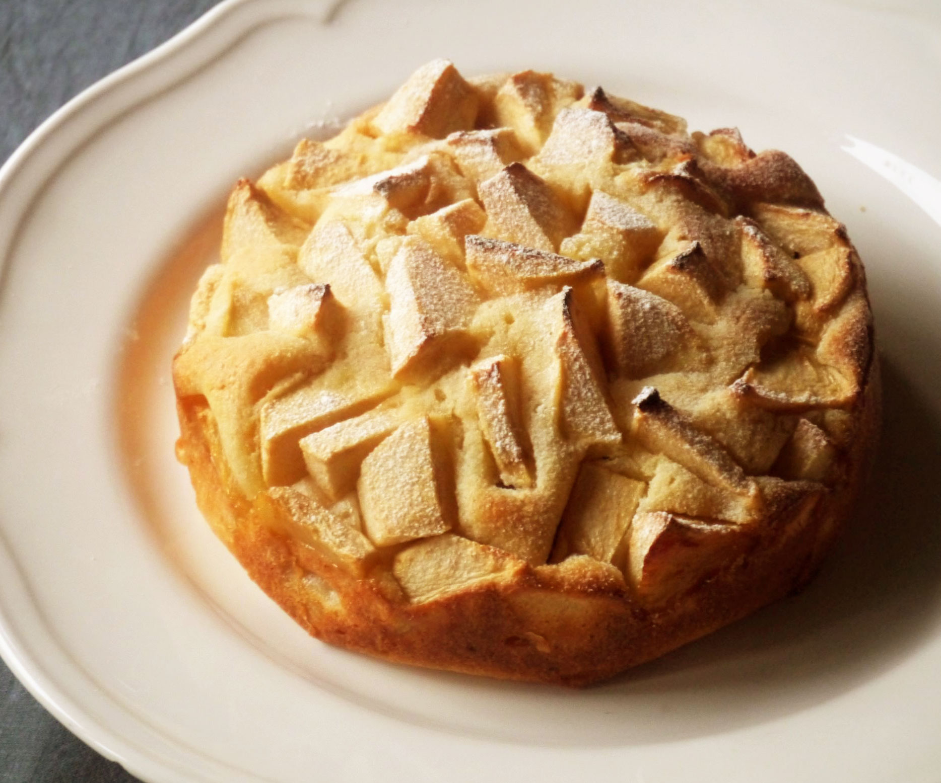 りんごケーキの作り方🍎 , ■材料 18〜20cmフライパン1個分 , ・りんご 2個, ・ホットケーキミックス 150g, ・牛乳 100ml,・グラニュー糖 大さじ3, ・卵 1個, ・レモン汁 大さじ1 2,りんごホットケーキミックスケーキスイーツおやつ簡単レシピfood料理研究家ゆかり