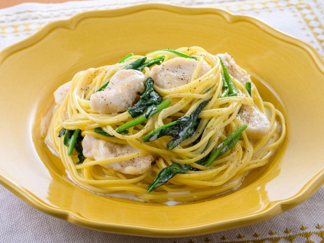 おはようございます ズッキーニとローストチキンのトマトソースパスタ 先週末にダッチオーブンで作った 丸鶏のローストチキンの残りで トマトソースパスタを作りました。ブライン液に一晩漬けて 庭の片隅で薪火を使って焼いたローストチキン 食べきれなかった分をパスタ